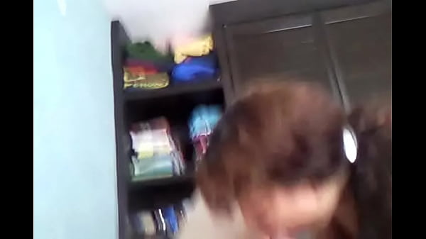 Mirando hacia abajo: una esposa mexicana en la recámara.