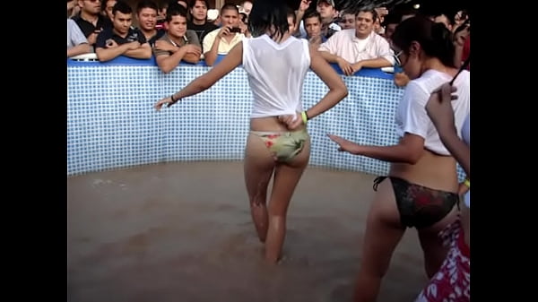 Saca tu verga para jalar con la camiseta mojada