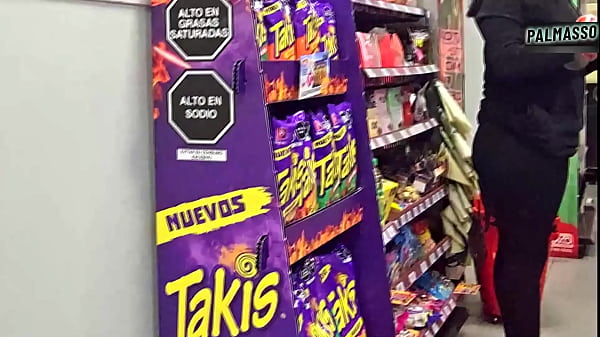 La puta mamada de mi verga cayó en la bodega y me convenció a grabar un video. ¡Espero que mi novio no se entere de que tuve una corrida de otra persona en mi coño, porque el condón se rompió!