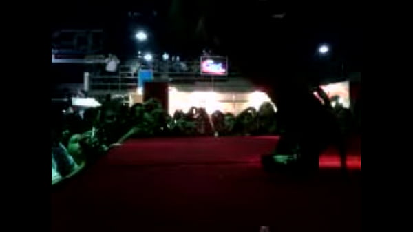 El hombre se prepara para recibir la putisima mamada del espectador de su verga en un evento erótico donde el sexo oral es gratuito
