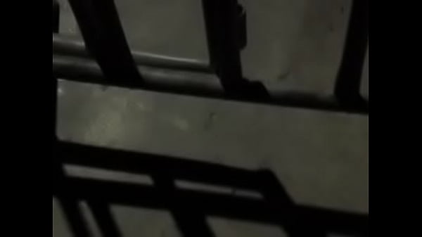El tipo con su verga tras la reja