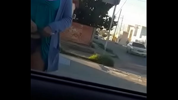 La hermosa del vestido azul se muestra».  Si consideras necesario puedo hacer un título que haga ruido entre la gente «Puta exhibicionista del barrio de Guadalupe». «Una mujer en su casa está chupando verga para las fotos