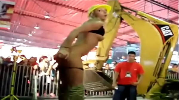 Azteca caliente en la exposición de maquinaria pesada