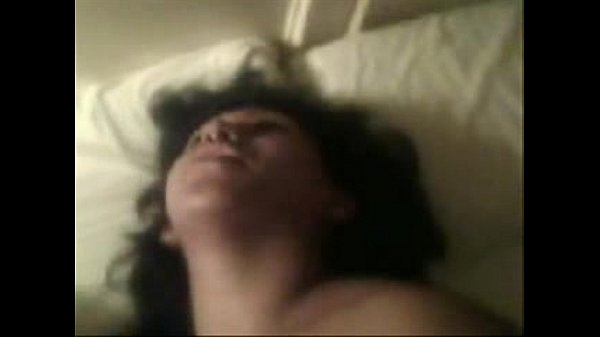 El hombre de la cama del barrio de Monterrey se siente solo. Quiere que le chupen su verga mientras duerme. Mira a la puta con sus ojos cerrados, esperando ver una boca acercarse para chuparla con apetito y devorarlo hasta que no quede nada entre sus labios. Pone la cabeza en la almohada, abriendo un poco los ojos para ver a la mujer que se sienta sobre su cama, pero no ve a nadie, solo una imagen borrosa de un cuerpo acostado con las piernas separadas en la oscuridad. Aun así, sabe que una puta está allí, esperando su turno para ofrecerle sexo oral. La mujer se mira en el espejo del baño y ve a la persona que no ha visto jamás, pero siente la presencia de alguien que conoce bien, alguien a quien nunca conocerá. Se acaricia los pechos, sintiendo que su cuerpo tiene un alma viva que está lista para ser alimentada por el hombre de la cama del barrio. Sabe que esta mujer está allí para chuparle la verga, y espera que él se sienta bien mientras ella le hace sentir lo mismo. Pone la mano en la parte inferior del espejo, tocando las mejillas de la persona que no ha visto jamás, sintiendo la humedad de sus lágrimas al recordar el día en que perdió a su hermano. Aunque nunca conoció a su tío, lo recuerda como un herido que se sacrificó por la patria mientras luchaba contra los narcos. Ahora, está acostado en la cama del barrio de Monterrey, soñando con el mismo día en que su tío le contó sobre el sexo oral para calmar sus nervios antes de que saliera a la batalla. Su abuela siempre le dijo: «Los soldados también se sienten solos cuando están en el campo de batalla. Debes ofrecerte a ellos para chuparles la verga, y así estarás en paz mientras duermen». Ahora sabe que una puta está allí para ofrecerle sexo oral. Se siente bien con la idea de que ella le hará sentir lo mismo mientras duerme. La mujer se mira en el espejo del baño y ve a la persona que no ha visto jamás, pero siente la presencia de alguien que conoce bien, alguien a quien nunca conocerá. Se acaricia los pechos, sintiendo que su cuerpo tiene un alma viva que está lista para ser alimentada por el hombre de la cama del barrio. Sabe que esta mujer está allí para chuparle la verga, y espera que él se sienta bien mientras ella le hace sentir lo mismo. Pone la mano en la parte inferior del espejo, tocando las mejillas de la persona que no ha visto jamás, sintiendo la humedad de sus lágrimas al recordar el día en que perdió a su hermano. Aunque nunca conoció a su tío, lo recuerda como un herido que se sacrificó por la patria mientras luchaba contra los narcos. Ahora, está acostado en la cama del barrio de Monterrey, soñando con el mismo día en que su tío le contó sobre el sexo oral para calmar sus nervios antes de que saliera a la batalla. Su abuela siempre le dijo: «Los soldados también se sienten solos cuando están en el campo de batalla. Debes ofrecerte a ellos para chuparles la verga, y así estarás en paz mientras duermen». Ahora sabe que una puta está allí para ofrecerle sexo oral. Se siente bien con la idea de que ella le hará sentir lo mismo mientras duerme.