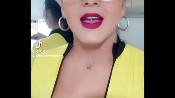 Verga en gafas y chaqueta amarilla