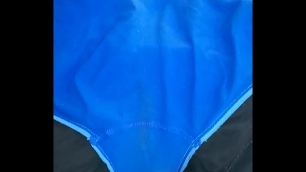 Chilanga caliente se prueba su calzoncito nuevo en el baño de Polanco