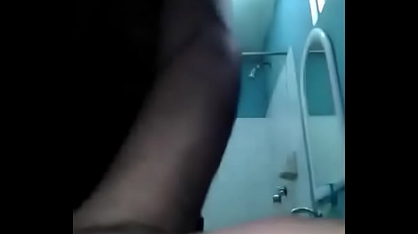 Mamando y tragando en el baño a los 18