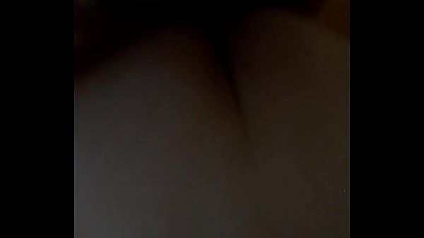 Duro en la oscura boca de mi esposa