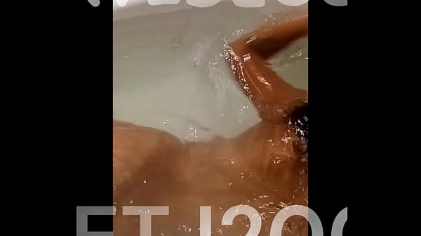 Mamando en el Jacuzy: Morenita y su Verga
