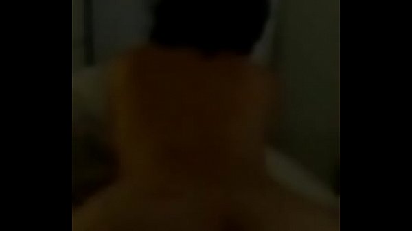 Algo se esconde tras ese espejo. ¿Qué secreto oculto está por descubrir? Atrévete a ver su verga en su verdadera magnificencia, un hombre que se mira con admiración y placer, su erección firme y potente, una guadaña para la putita de tu corazón. ¡Estás listo para un sexo oral tan intenso como tu deseo, de una manera que jamás imaginaste! ¿Te atreves a cogerle el relevo? ¡No puedes resistirte! ¡Descubre los secretos del hombre que está detrás del espejo!