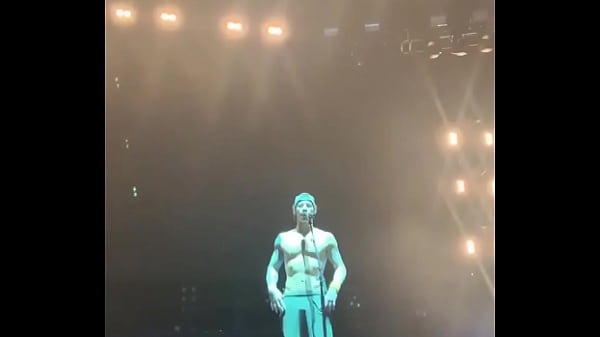 Una mujer pone la verga del Josh Dun al escenario