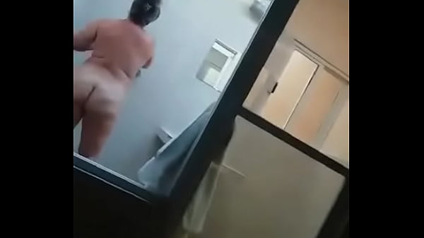 El hombre se mira mientras su mujer comienza a chuparle la verga detrás de él y no puede evitar cogerla por los pechos cuando ella lo mantiene completamente erecto. Después, le dice que es una buena puta para coger el popó de otro hombre, pero la verga del tipo de al final se queda en su boca sin darse cuenta.