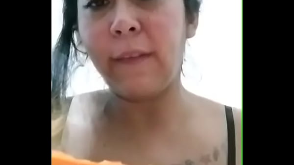 Comiendo papaya con una cancunense rica en su cuarto