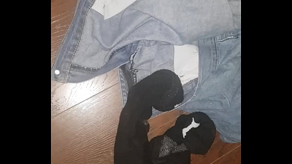 Título: La coge en la fregada de motel y se da cuenta cuando ve su verga en video.