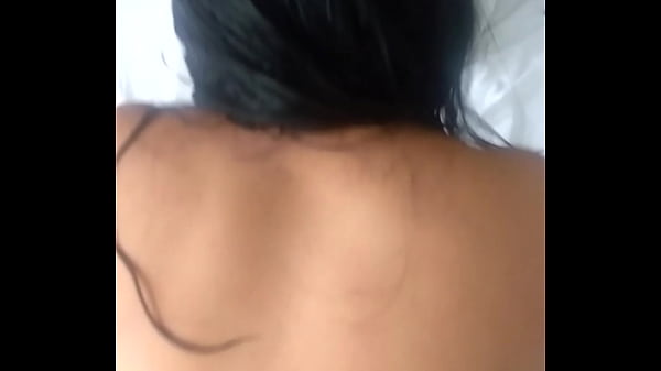 Un hotelito para dos putas de cuero negro a chupar verga juntas detrás de un mostrador de recepción