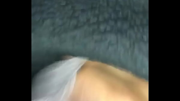 La puta se acaba de quedar boca abajo esperando coger algo más grande.