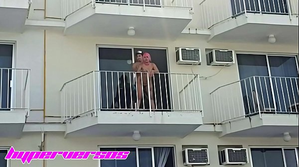 Parejitas calientes en Acapulco: amanecer de vergas y mamas en el balcón