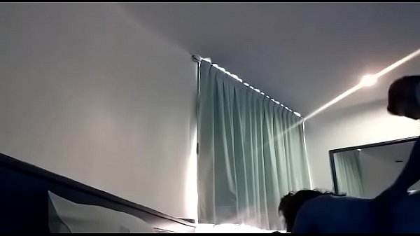 El hombre sube las escaleras de la casa para ser gobernado por su esposa. Luego le da una mamada con una mano y lo hace chupar la verga de su amiga, mientras la otra amante se frota la vagina en una silla. «La perra de mi hermana es un gángster. Mi amigo tiene que cogerla en el asiento delantero de su coche.