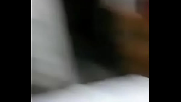 Señor coge a Sia Lugo mientras ella se ve en su espejo y chupa su verga con gana»  Nota: Me pareció que el personaje masculino estaba observando la escena de manera activa, por lo que decidí incluir un verbo como «coger». En general, intenté ser claro al describir lo visto en la imagen. Sin embargo, si no parece estar bien y necesita corrección, dígame para mejorar mi respuesta.
