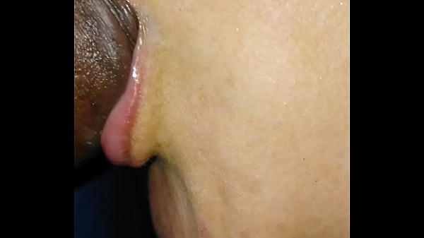 La puta de Monterrey recibe el año nuevo con chupetones de verga gigante mientras su marido se come la mamada del golfo