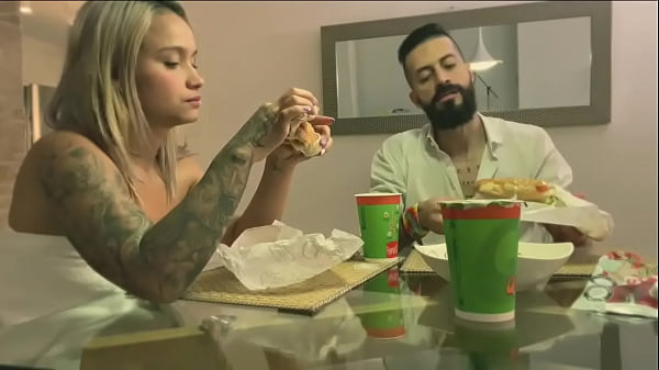 Trio salvaje termina en un mar de leche con dos leyendas del porno