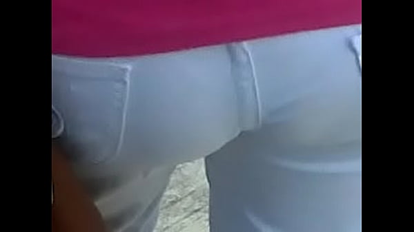 Rica cancunense mostrando su culo en la piscina