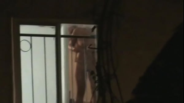 Vecina Cancunense Desnuda en Interior del Baño