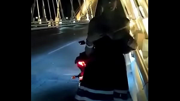 Un tipo monta motocicleta con verga entre tetas